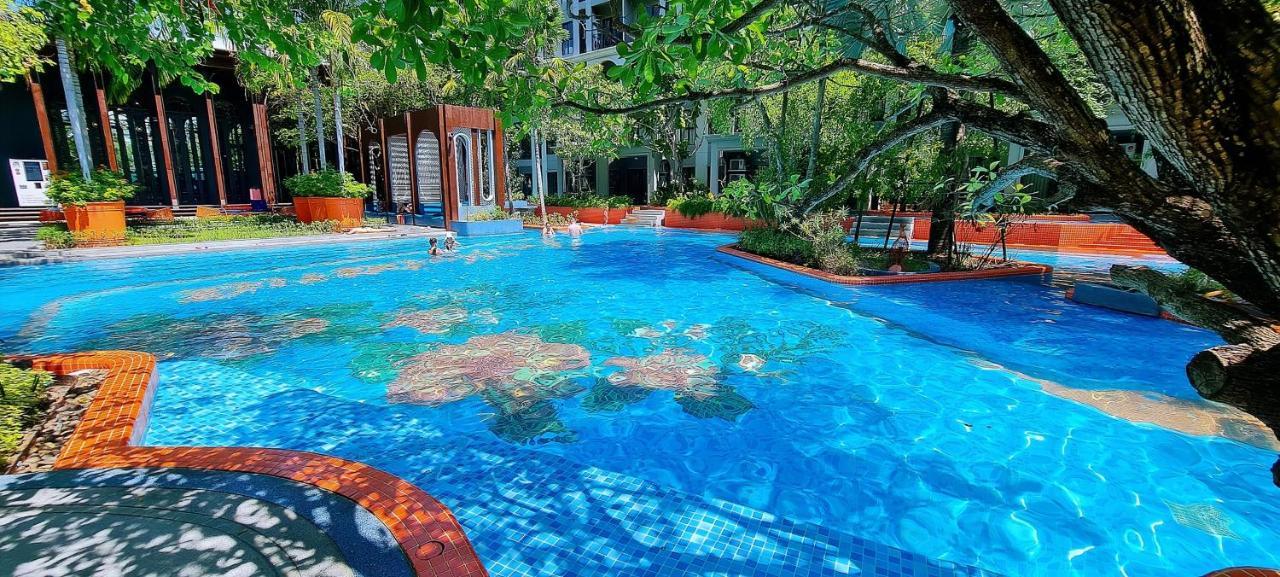 Lahabana Condo: Highest Floor With Night Market Proximity