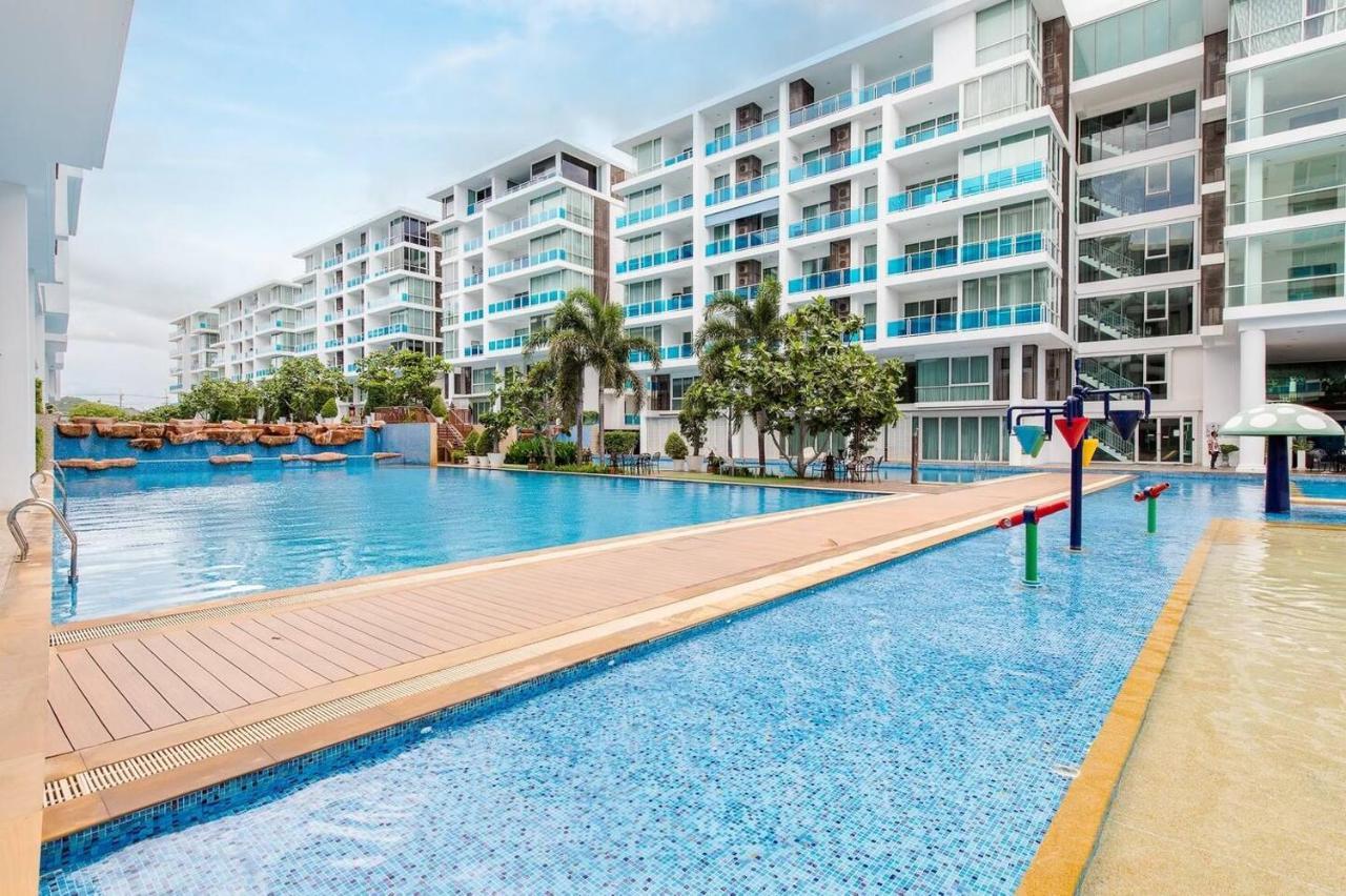 Cozy With Pool View Near Apartment