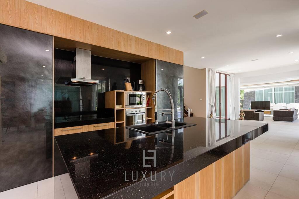 Unique Pool With 5 Bedrooms And Sea View Pm-c1 Villa Hua Hin