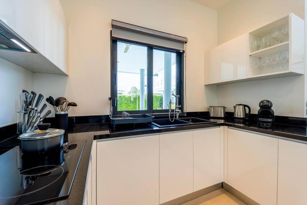 Luxury Modern 6 Bed Private Pool Llw