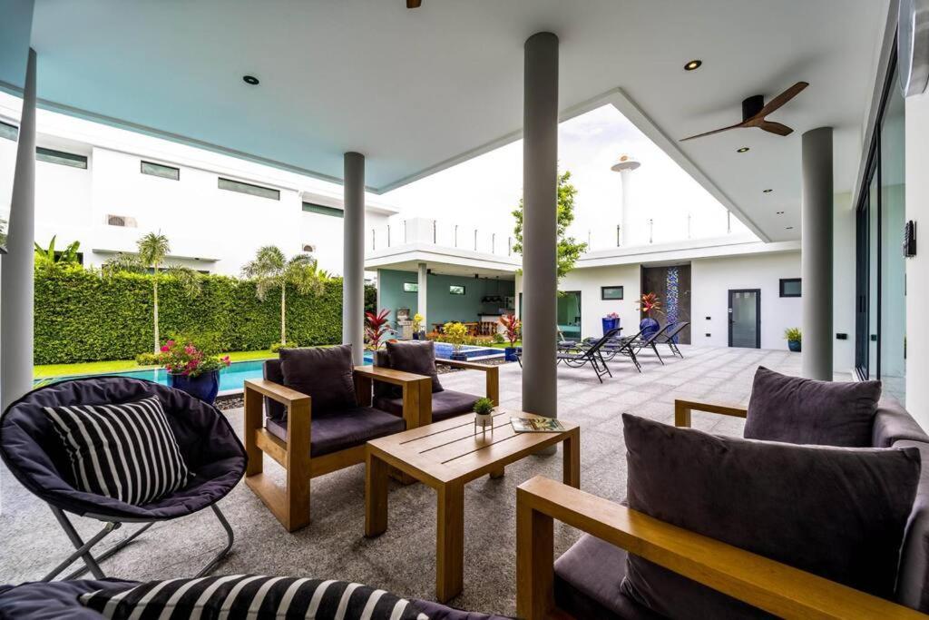 Luxury Modern 6 Bed Private Pool Llw
