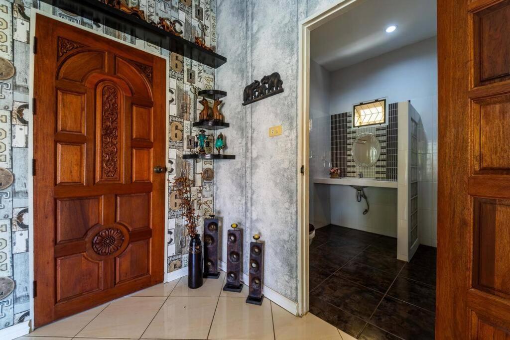 Villa 3 Bedroom Pool Close To Center! S102 *