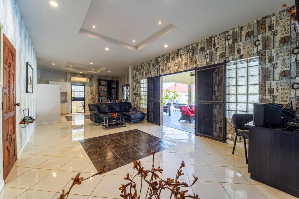 3 Bedroom Pool Close To Center! S102