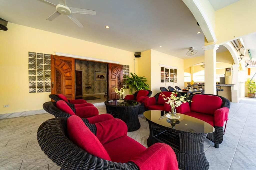 3 Bedroom Pool Close To Center! S102 Villa *