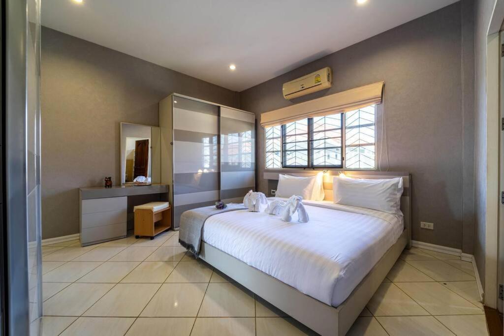 3 Bedroom Pool Close To Center! S102