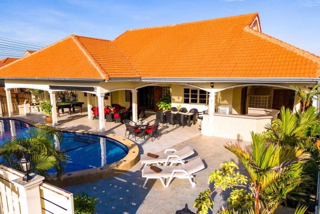 3 Bedroom Pool Close To Center! S102