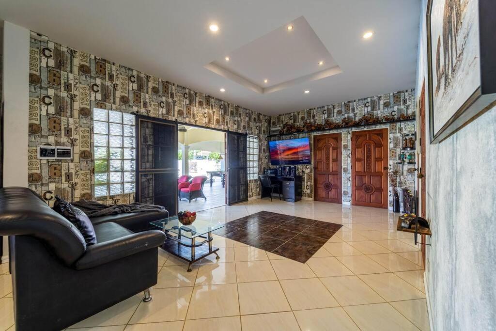 Villa 3 Bedroom Pool Close To Center! S102 Hua Hin