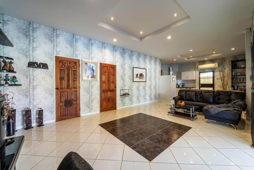 3 Bedroom Pool Close To Center! S102 Villa Hua Hin