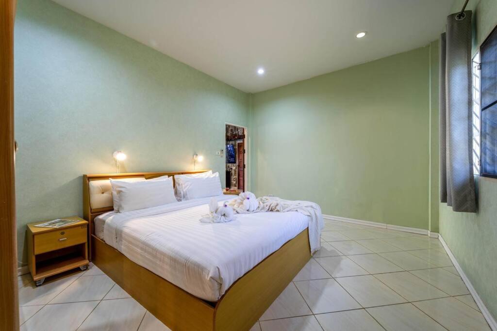 3 Bedroom Pool Close To Center! S102 Villa