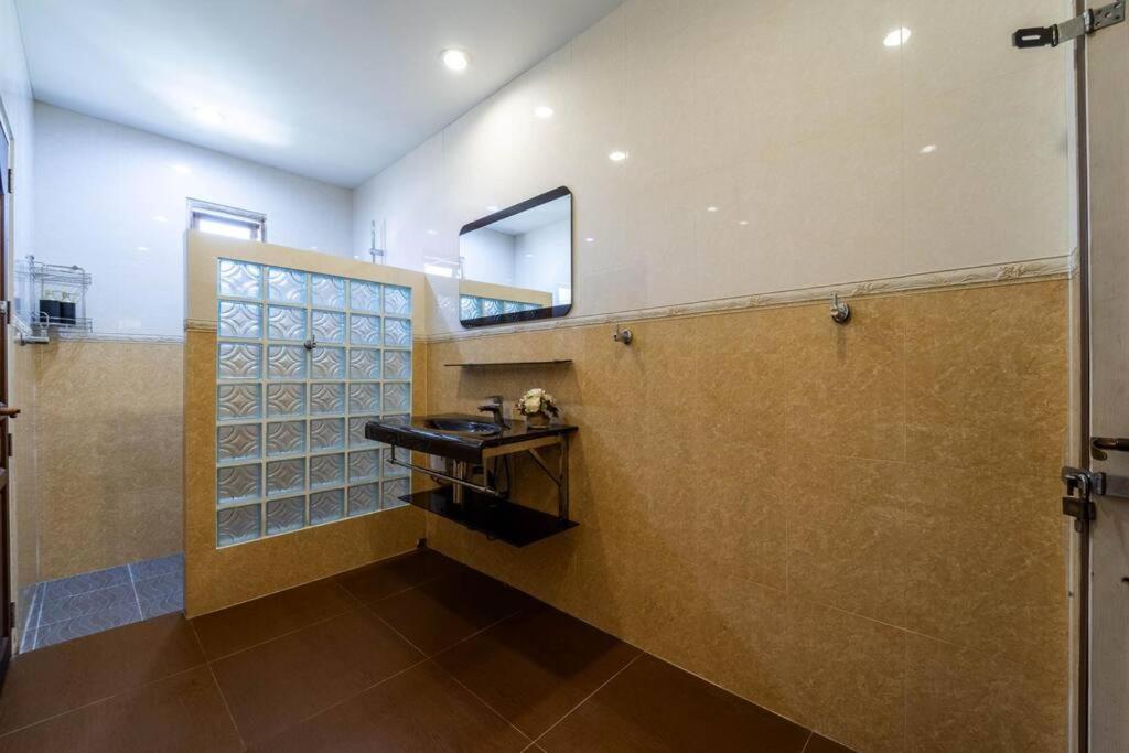 3 Bedroom Pool Close To Center! S102 *