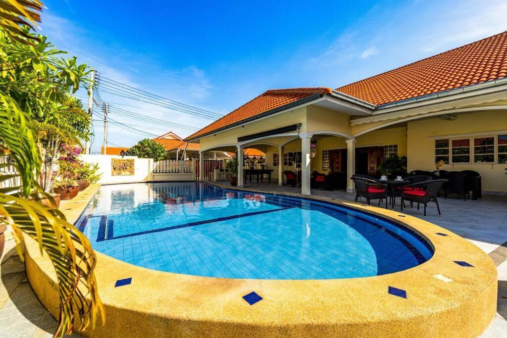 3 Bedroom Pool Close To Center! S102 *