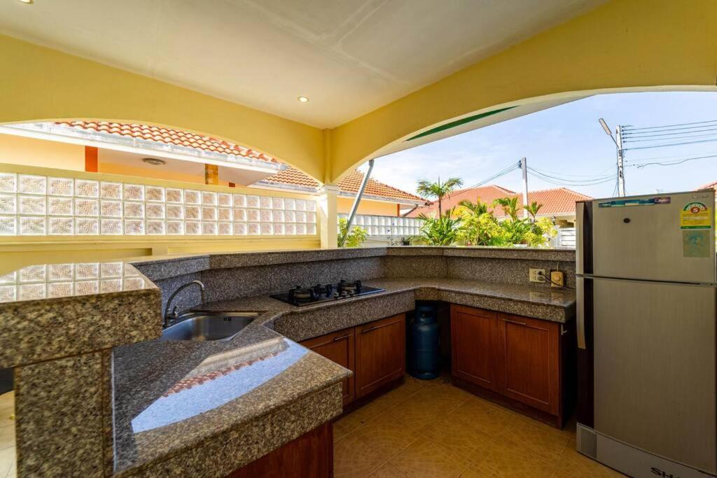 3 Bedroom Pool Close To Center! S102 *