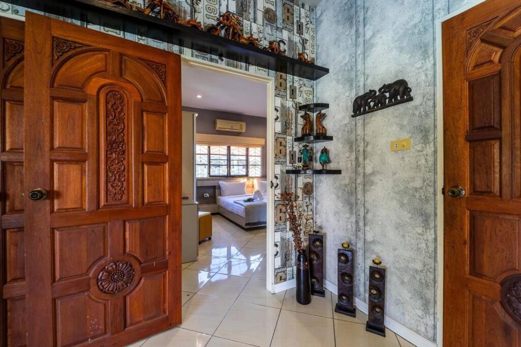 3 Bedroom Pool Close To Center! S102 Villa