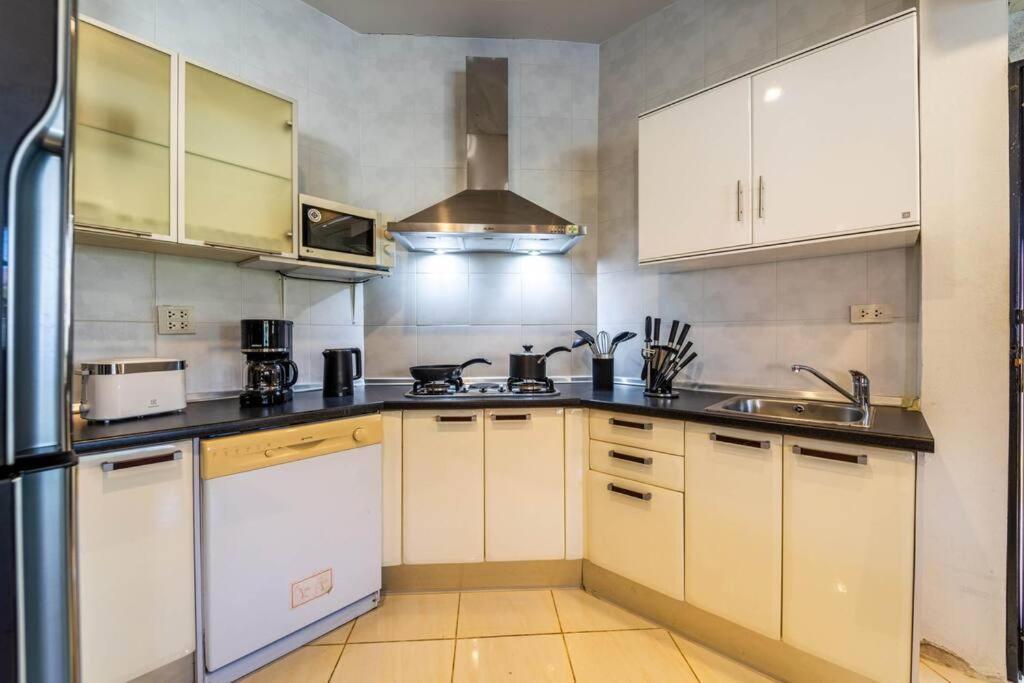 3 Bedroom Pool Close To Center! S102 *
