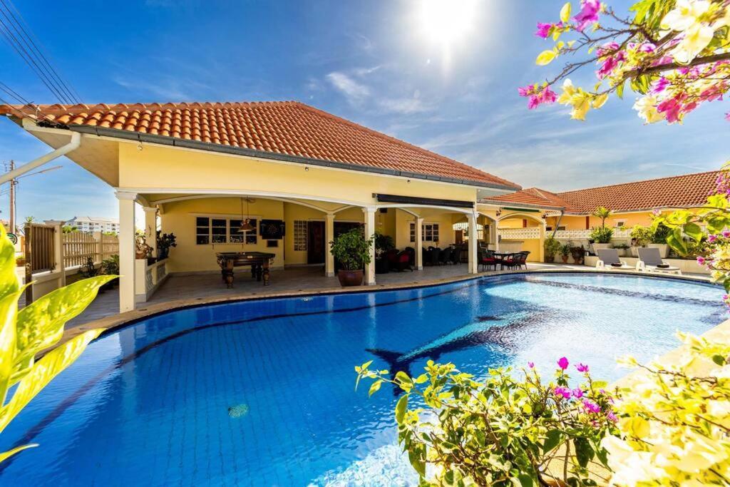 3 Bedroom Pool Close To Center! S102
