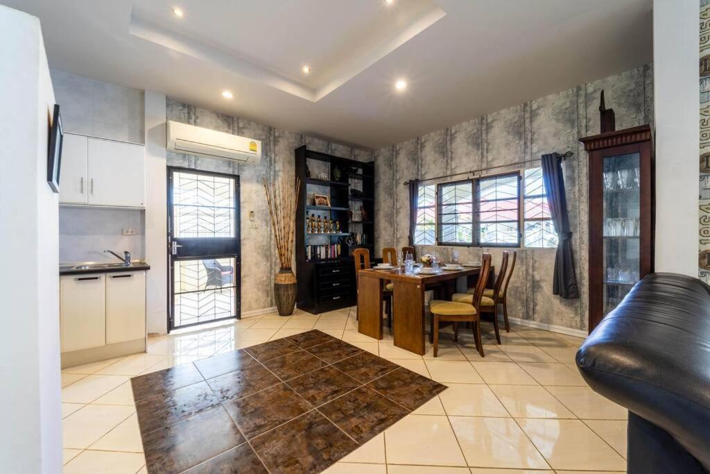 3 Bedroom Pool Close To Center! S102 Villa