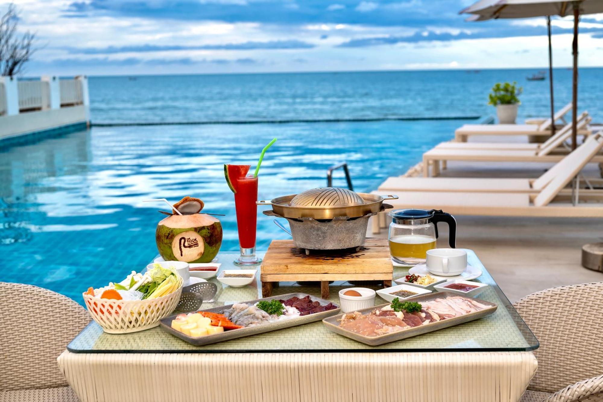 Resort The Rock Beachfront