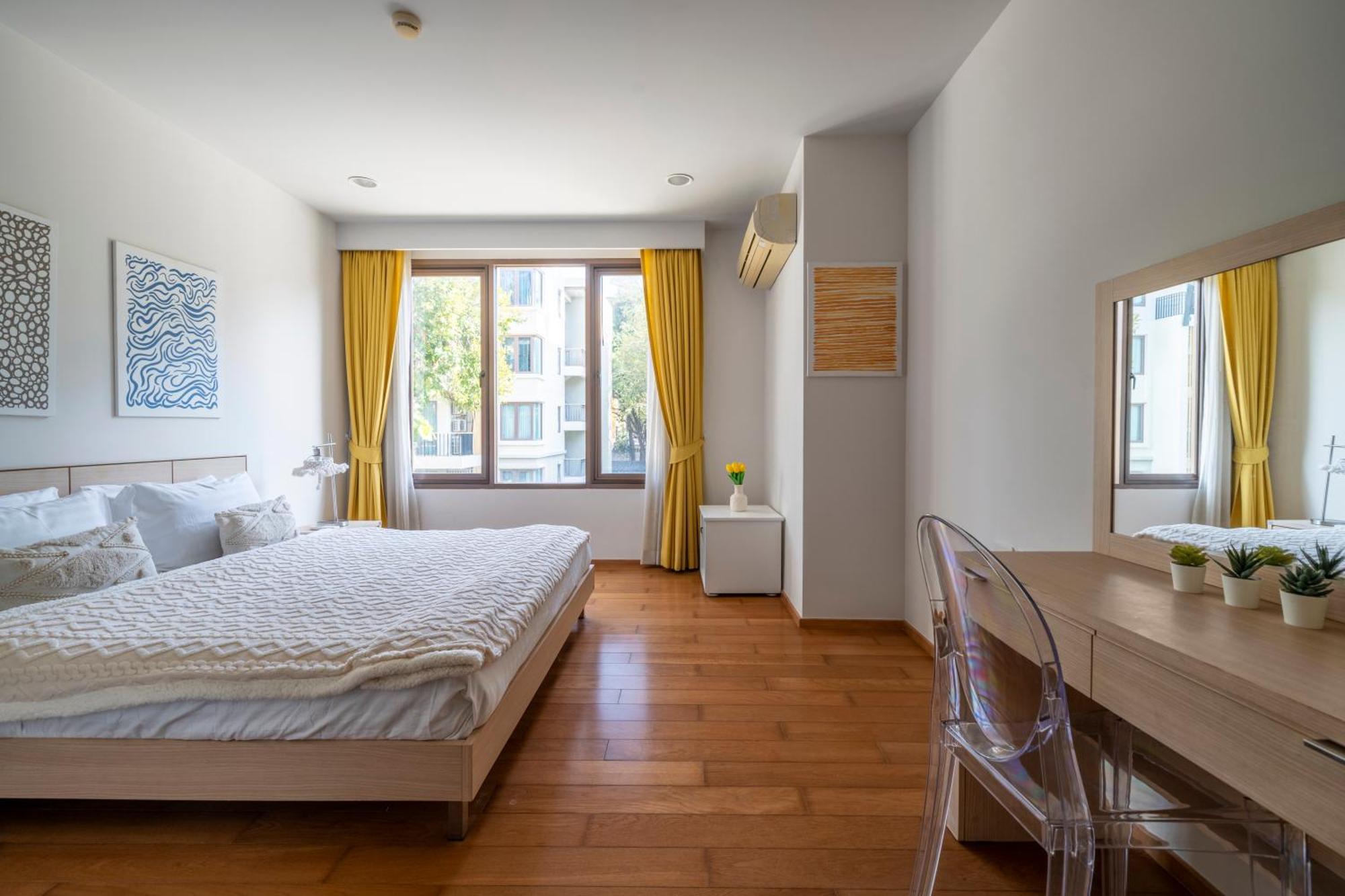 Seaview & Beachfront 2br
