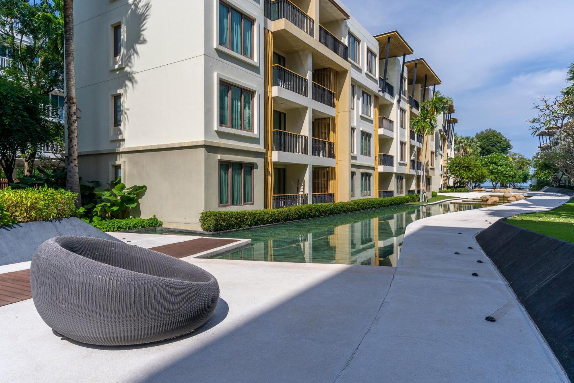 Seaview & Beachfront 2br