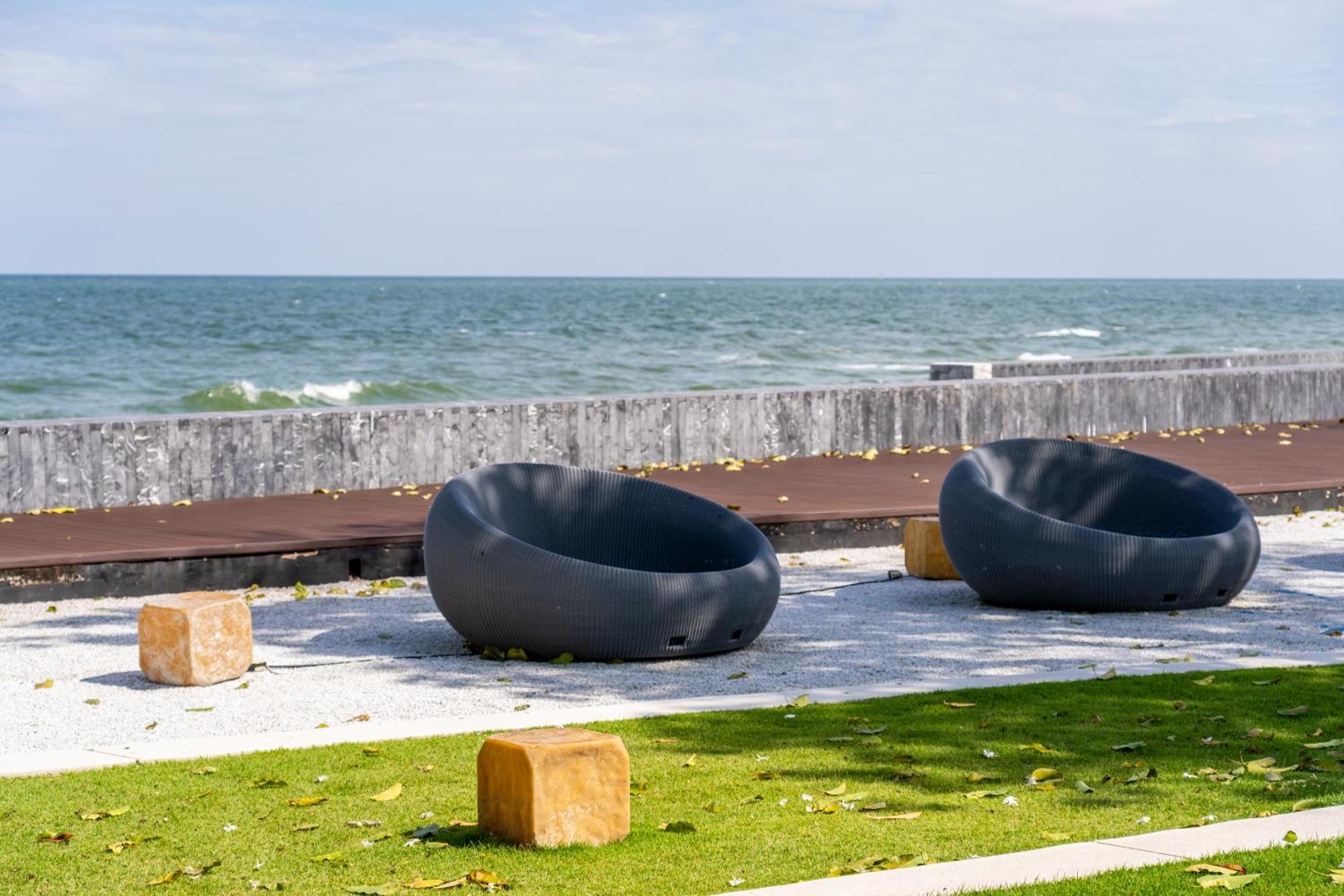 Seaview & Beachfront 2br *