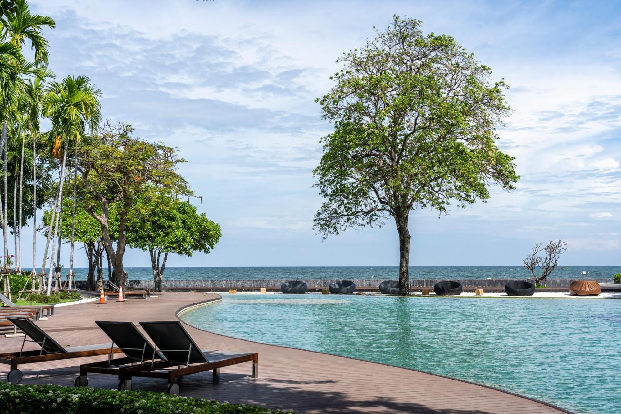 Seaview & Beachfront 2br