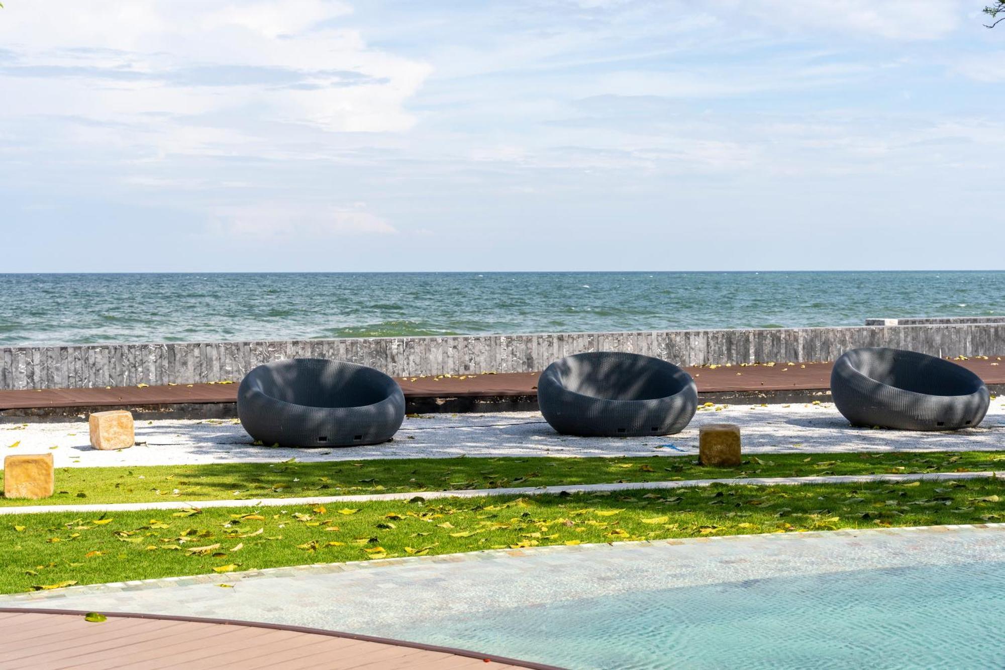 Seaview & Beachfront 2br * Hua Hin
