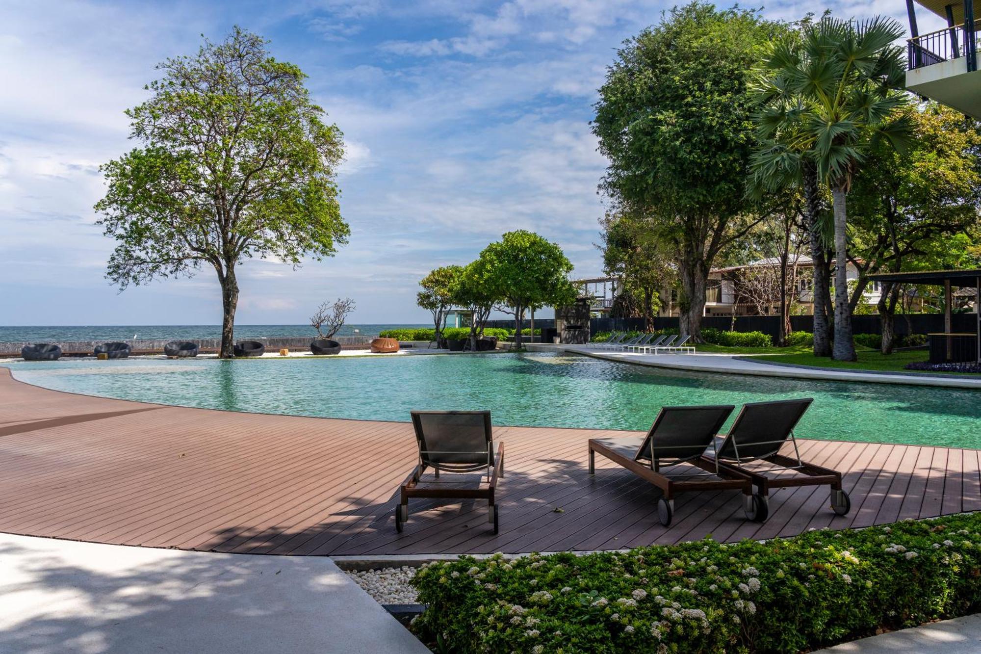 Seaview & Beachfront 2br *