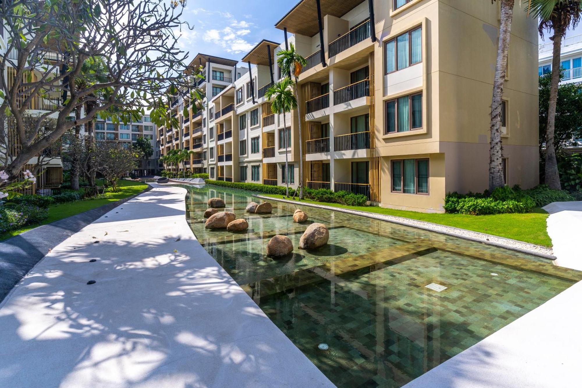 Seaview & Beachfront 2br *