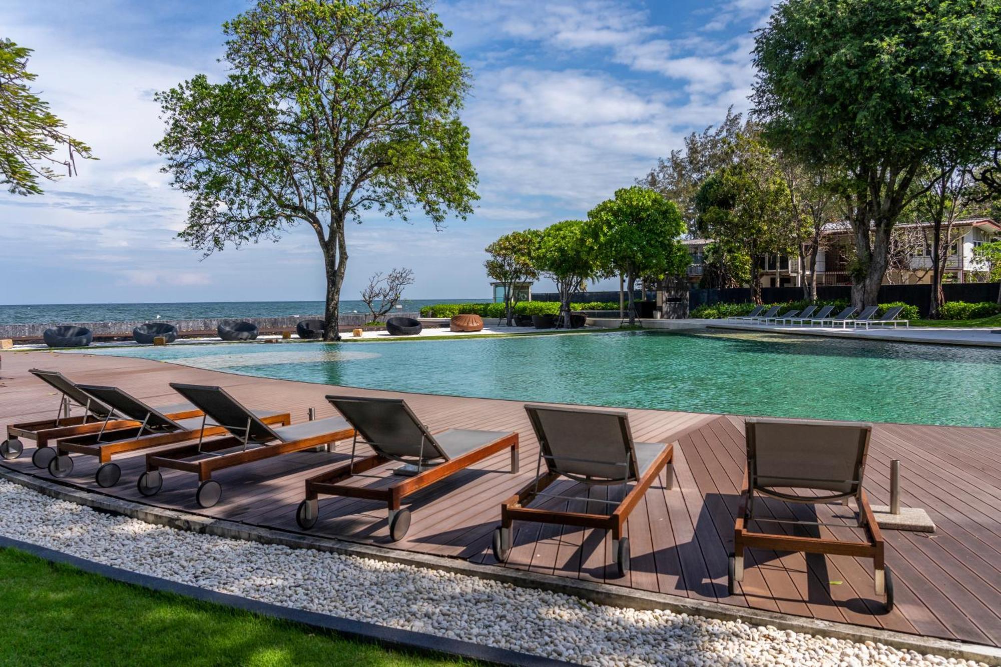Seaview & Beachfront 2br