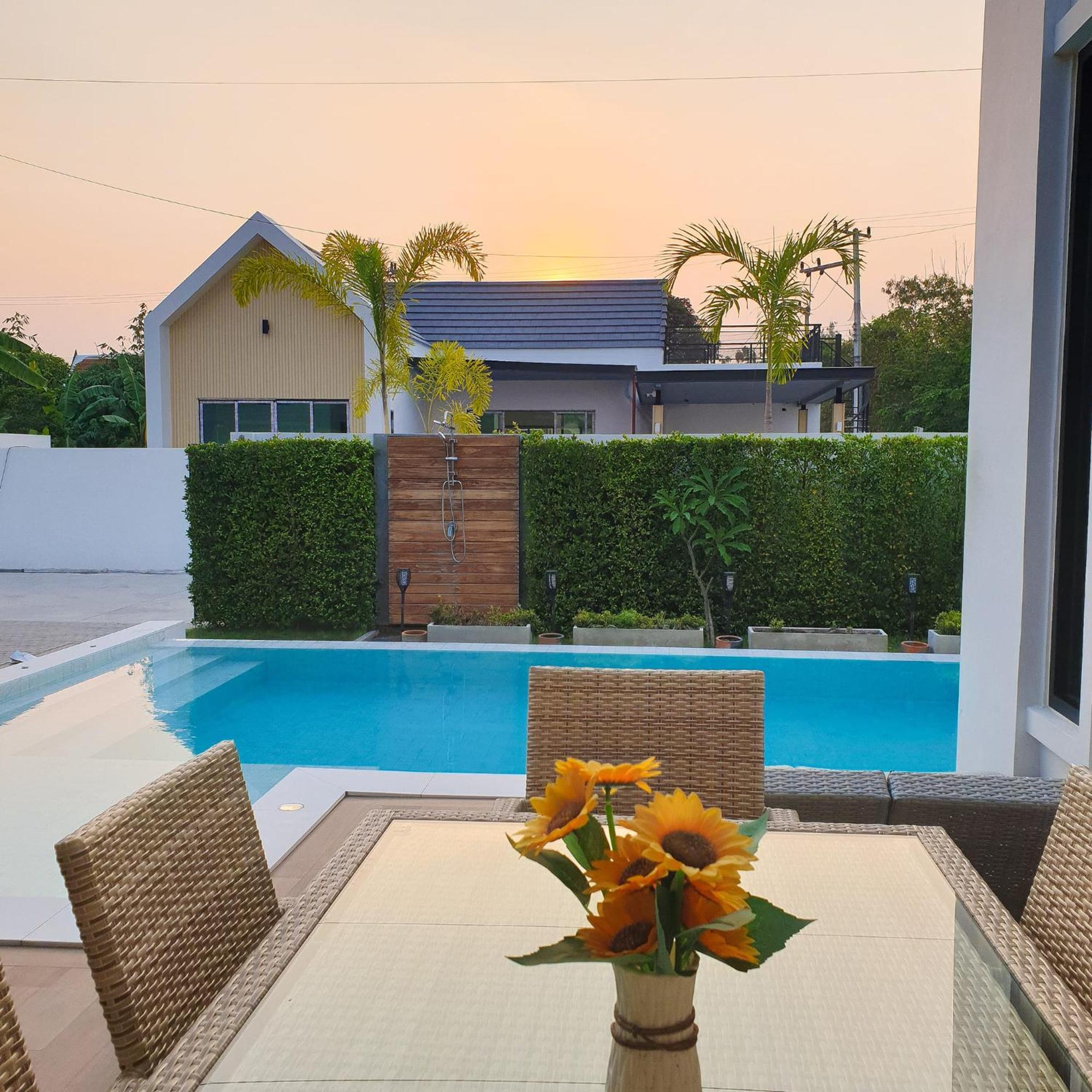 22pool Hua-hin Villa