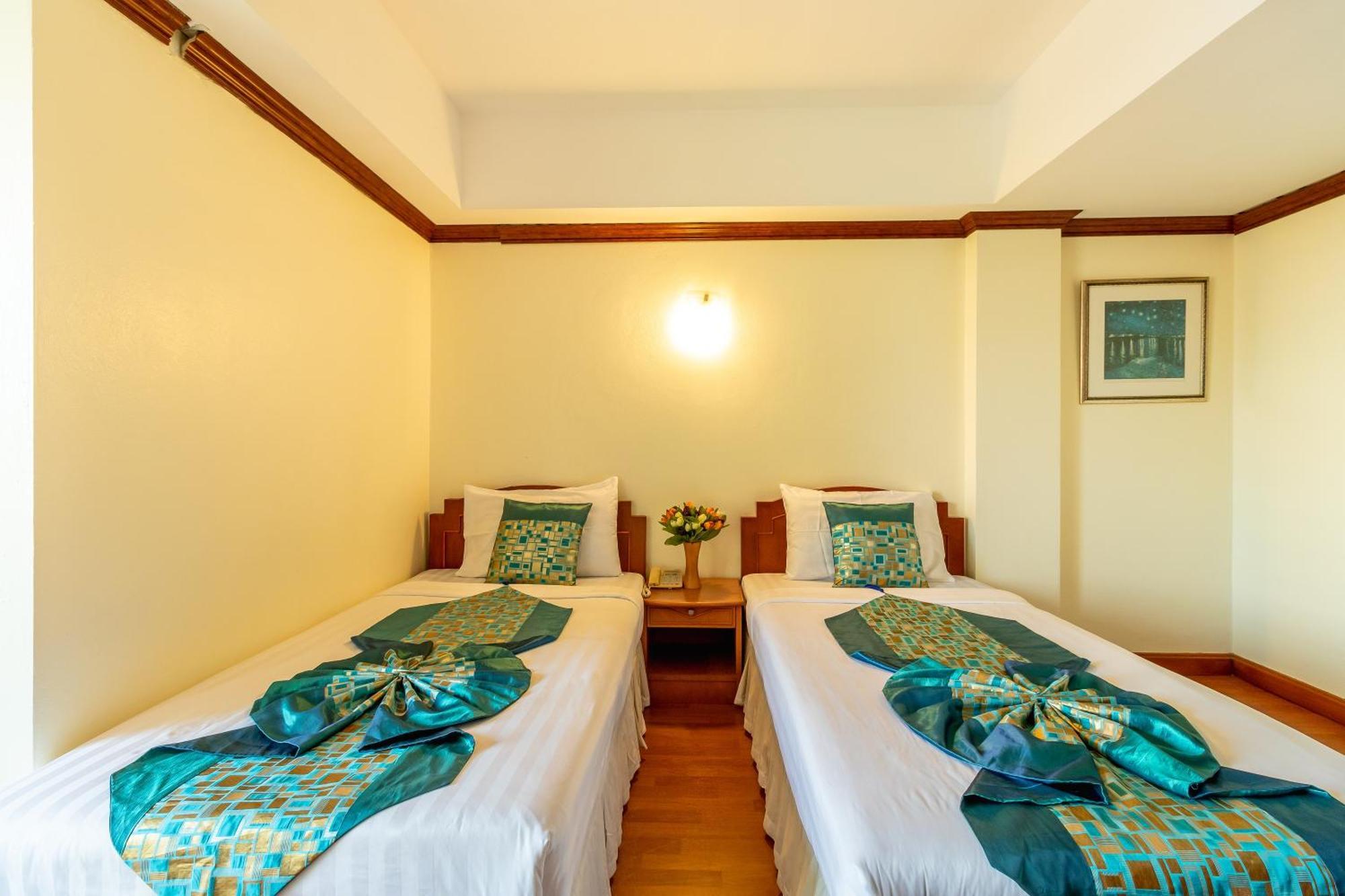 Hotel Chomsin ชมสินธุ์ HHQ