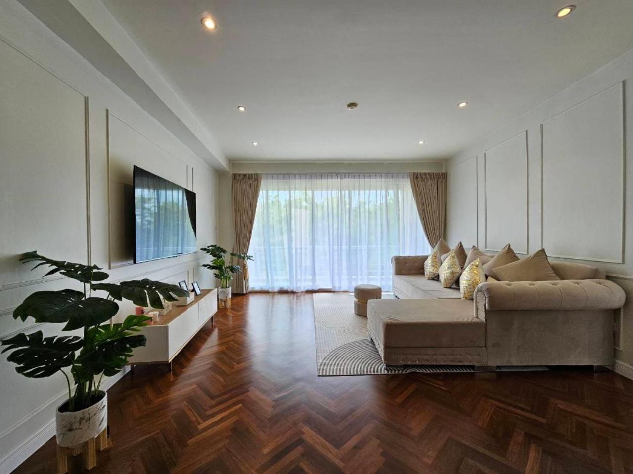 Baan Sansaran Excellent On The With A Large Territory And Swimming Pools. Apartment HHQ