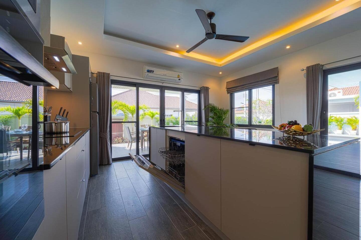 Modern 3 Bedroom Private Pool Ml7 *