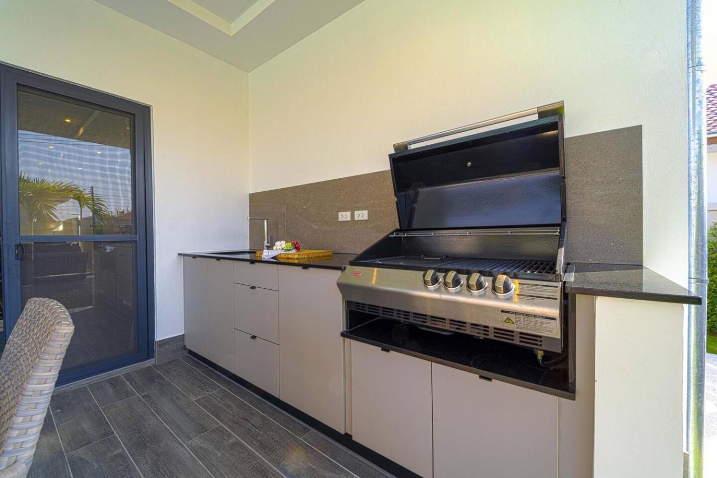 Modern 3 Bedroom Private Pool Ml7 *
