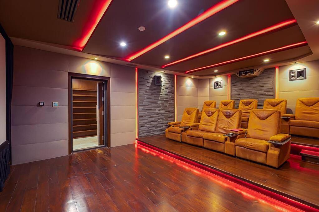 7 Bedrooms Mansion On The Golf Course! Jb2