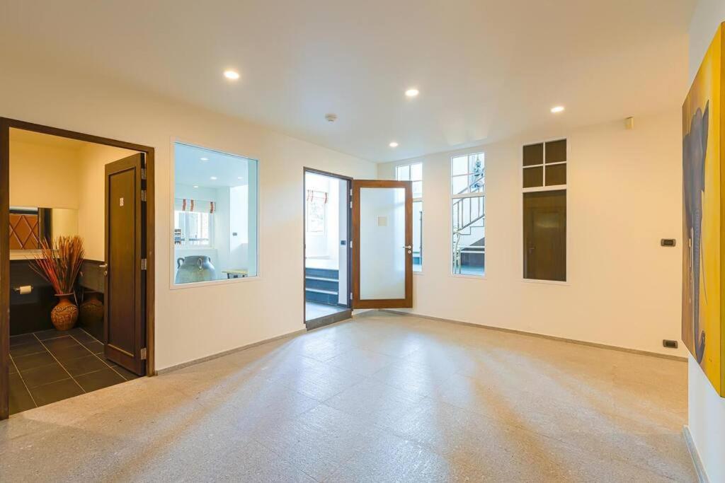 7 Bedrooms Mansion On The Golf Course! Jb2 *