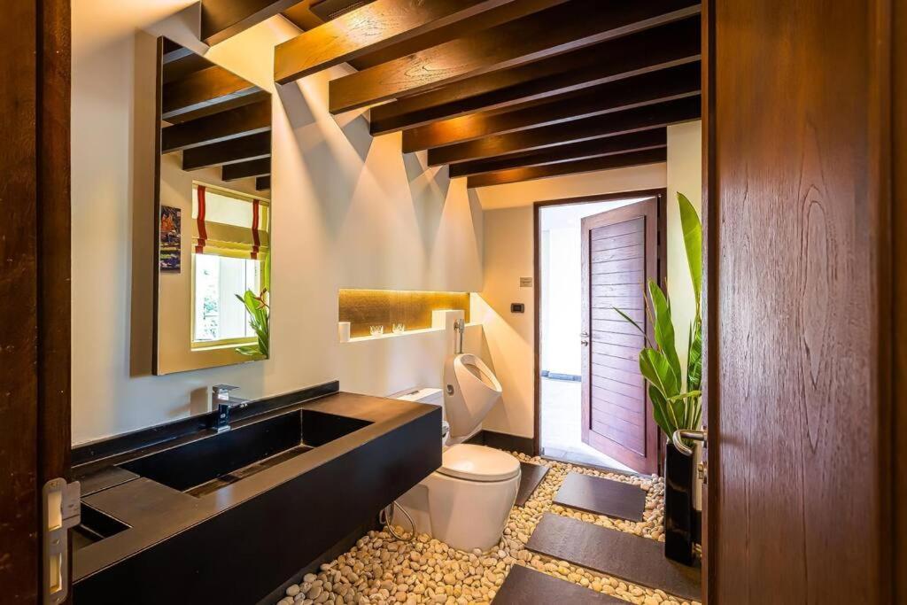 7 Bedrooms Mansion On The Golf Course! Jb2 Villa *