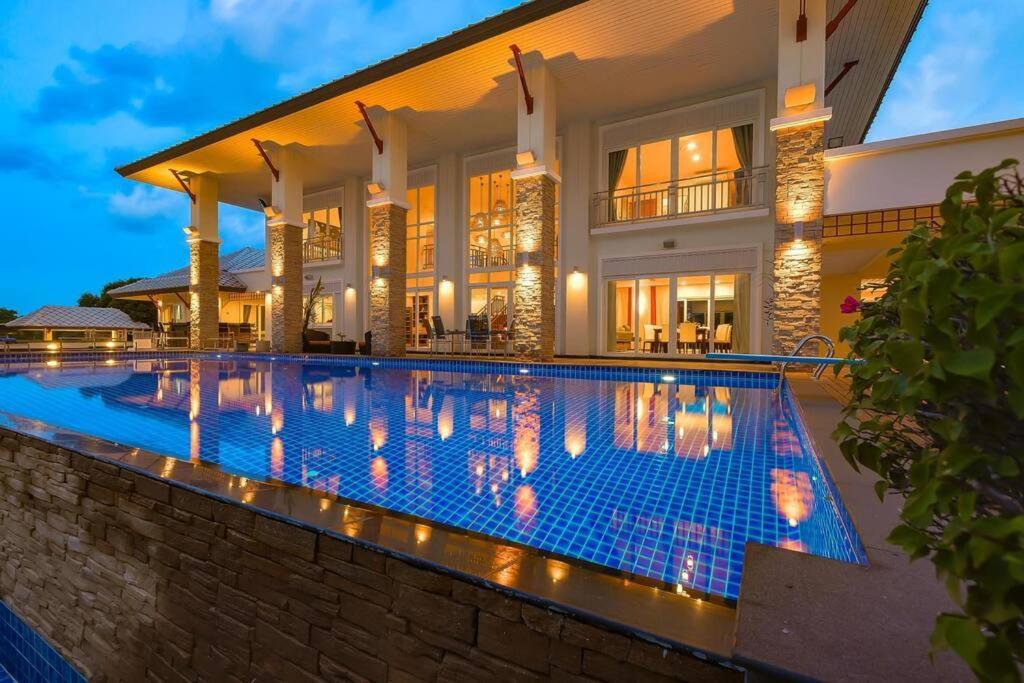 7 Bedrooms Mansion On The Golf Course! Jb2 *
