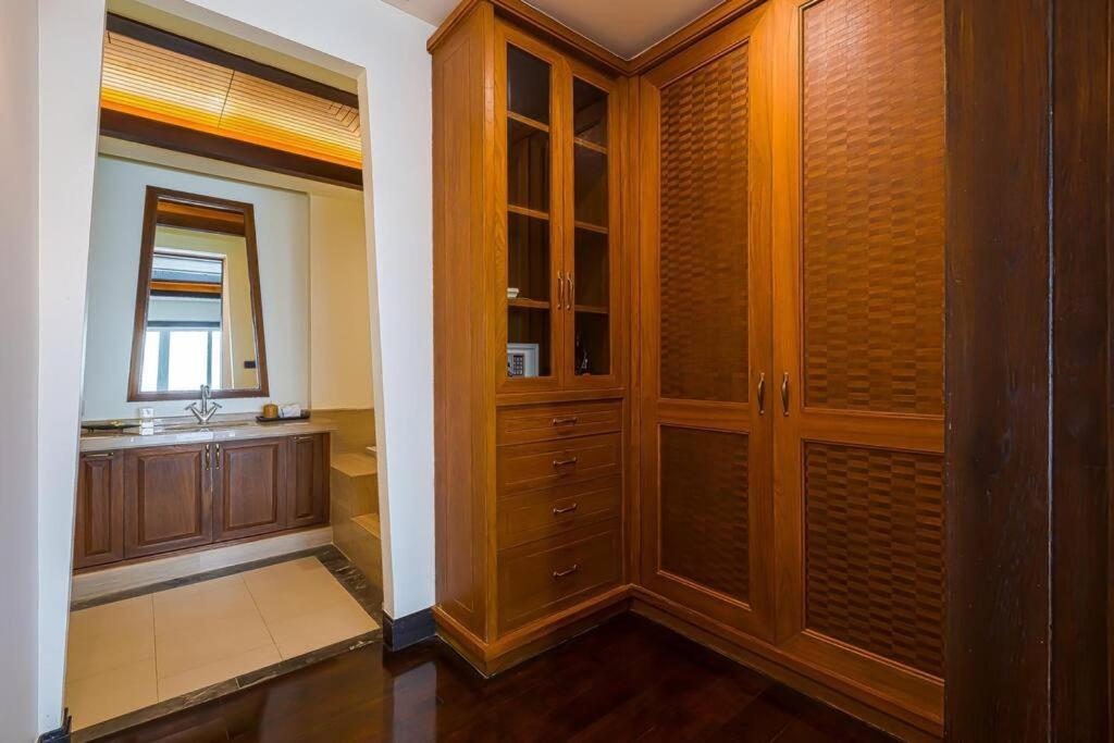 7 Bedrooms Mansion On The Golf Course! Jb2 *