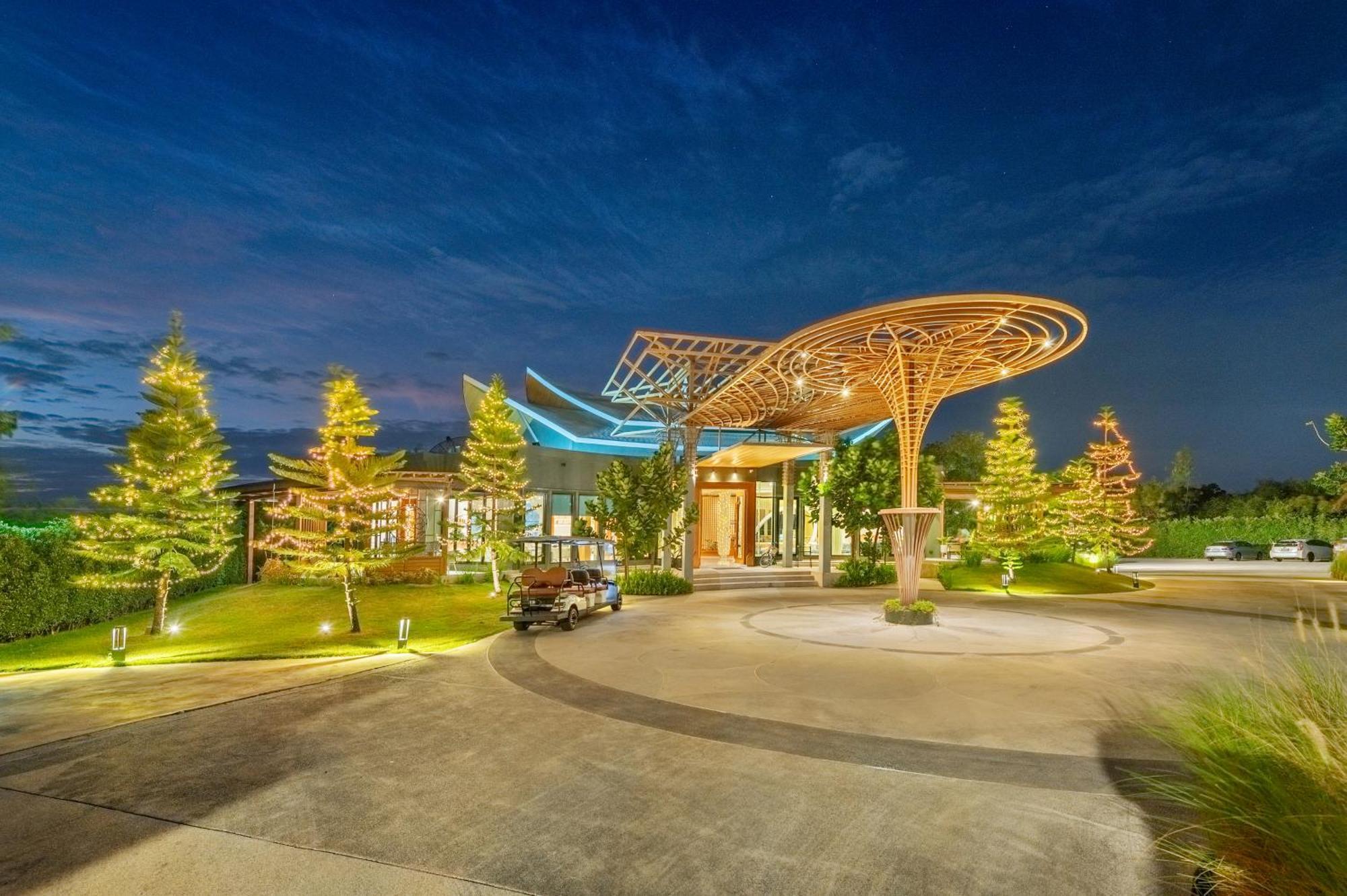 Phukalini Luxury Pool & Onsen Hotel