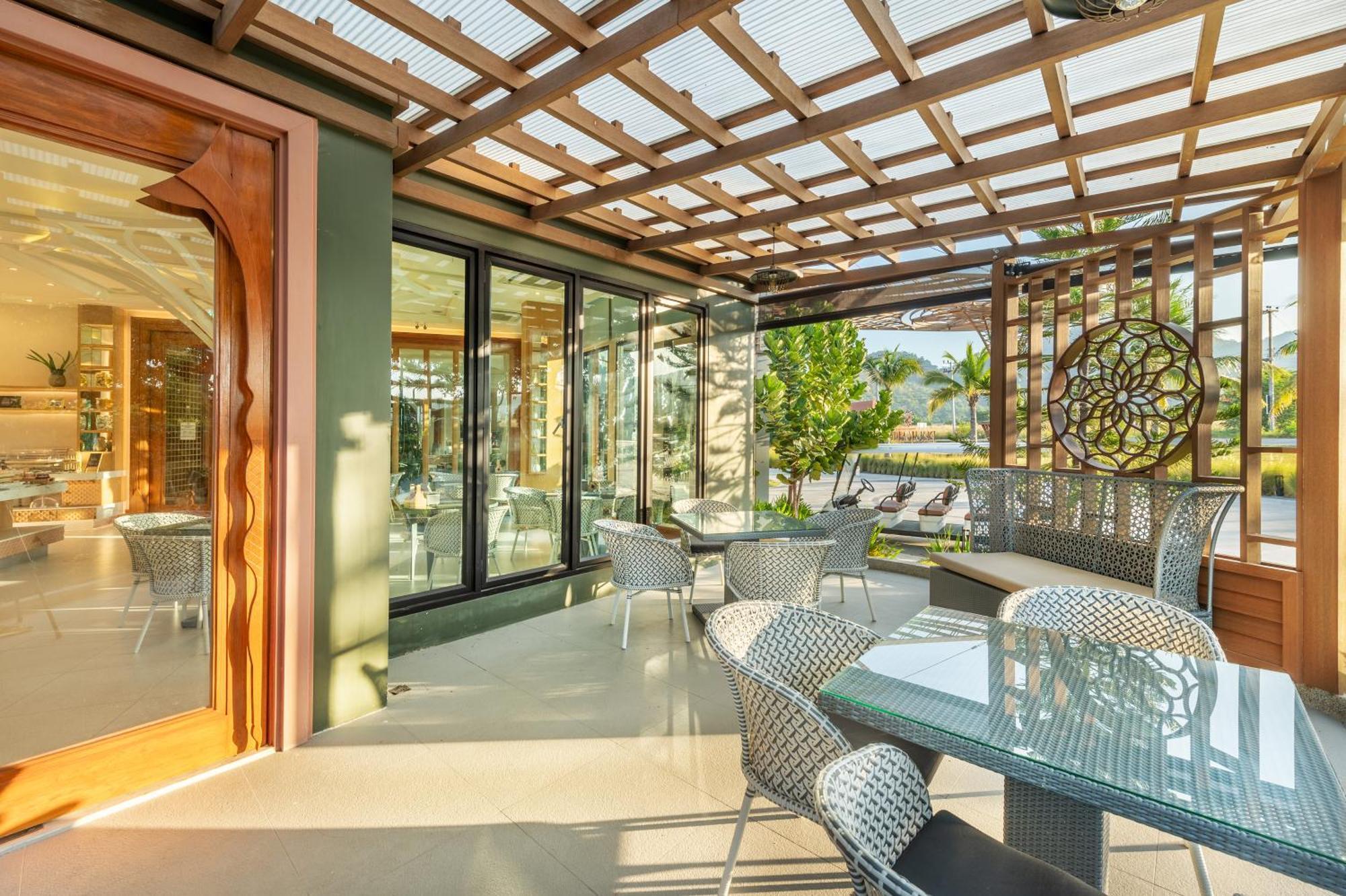 Phukalini Luxury Pool & Onsen Hotel