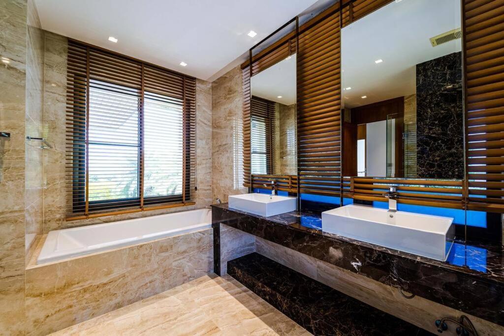 Luxury Mansion On Golf Course Bmg5