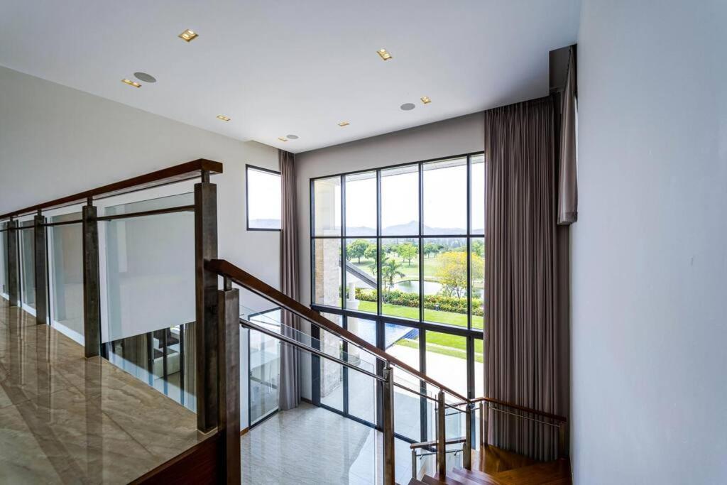 Biệt thự Luxury Mansion On Golf Course Bmg5