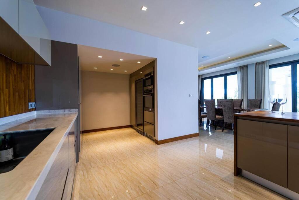 Luxury Mansion On Golf Course Bmg5
