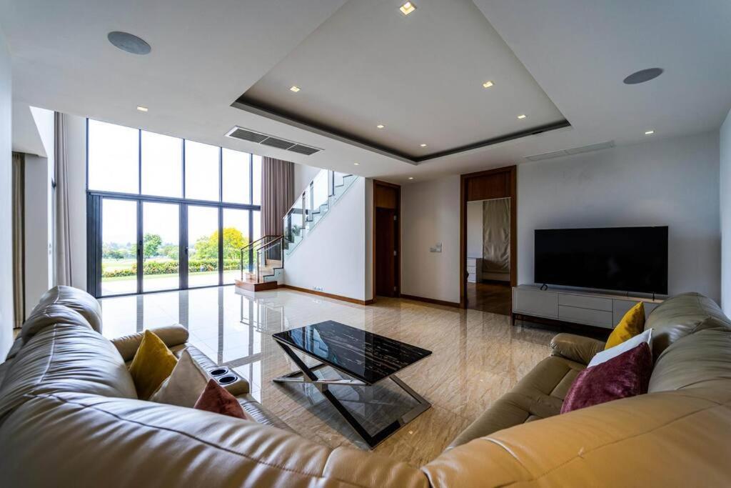 Biệt thự Luxury Mansion On Golf Course Bmg5