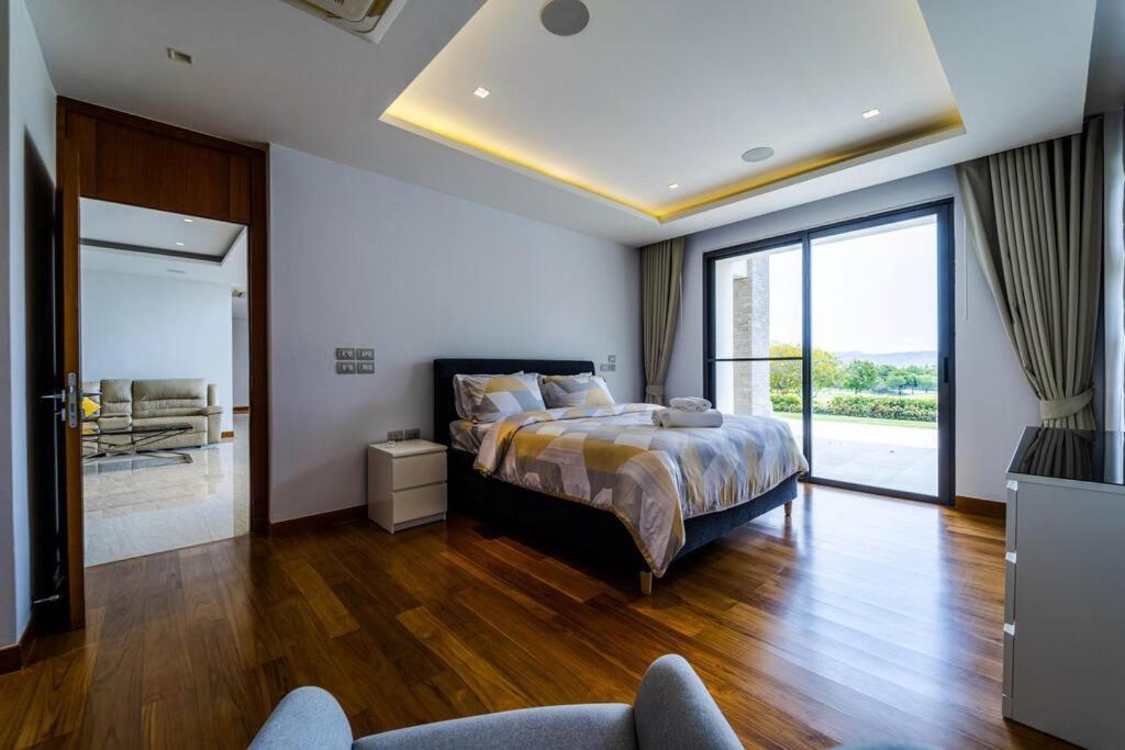 Luxury Mansion On Golf Course Bmg5