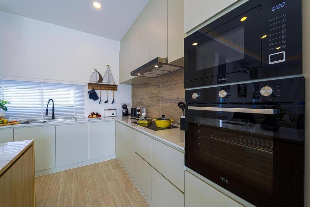 Pousada Private Modern 3 Bedroom Pool Villa! Av1