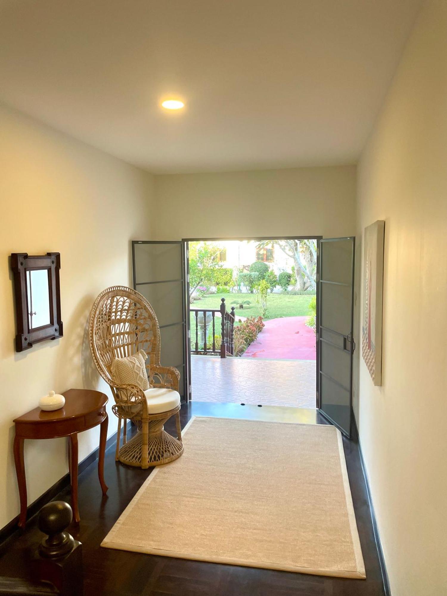 Charming Asian Style House Close To Black Mountain Golf Club HHQ
