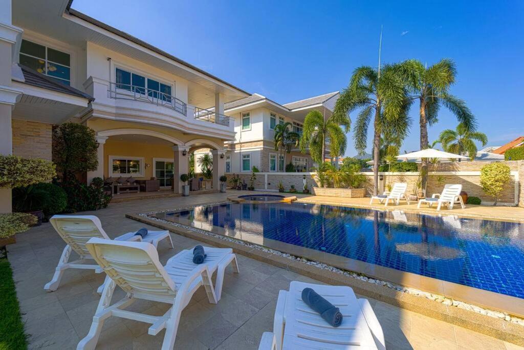 Villa Luxurious 5-bedroom Private Pool Villa! Pv5 *