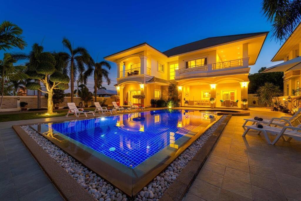 Villa Luxurious 5-bedroom Private Pool Villa! Pv5 *